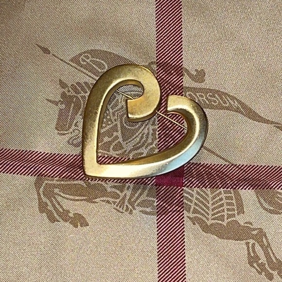 VINTAGE Gold Plated Large Heart Brooch - Picture 1 of 11